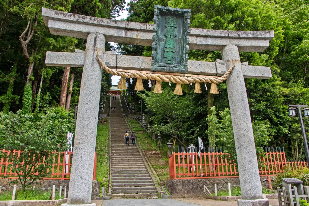 宮城　金運　パワースポット：第4位　鹽竈神社　表参道の階段と鳥居